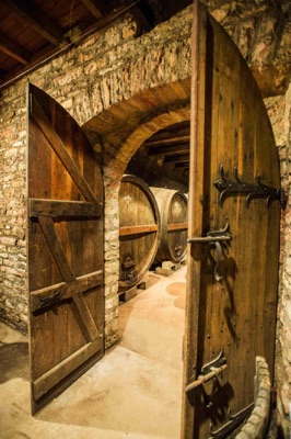 ワインカーブの大きな木のドア